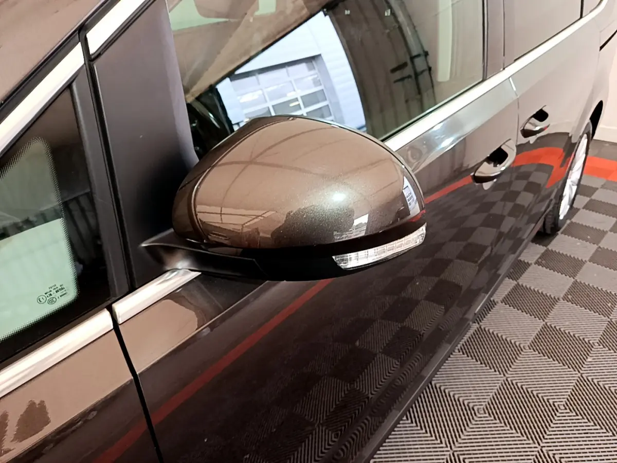 Vue rapprochée du rétroviseur droit marron métallisé du Volkswagen Sharan 2017, avec clignotant intégré.