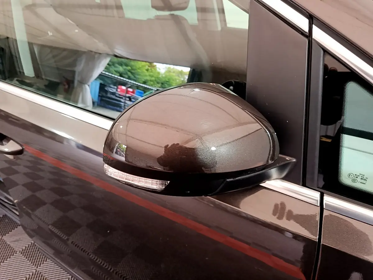 Rétroviseur côté gauche marron métallisé de Volkswagen Sharan 2017 avec clignotant intégré, vue rapprochée.