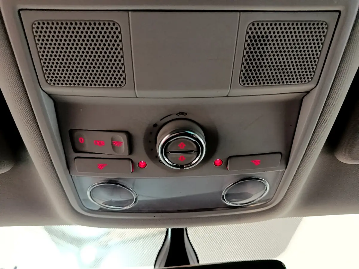 Vue intérieure du plafonnier gris avec commandes d'éclairage et haut-parleurs du Volkswagen Sharan marron 2017.