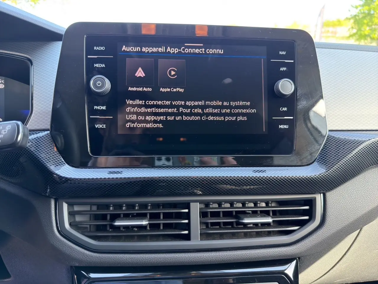 Écran tactile central du tableau de bord du Volkswagen T-Cross 2025 avec interface App-Connect inactive.