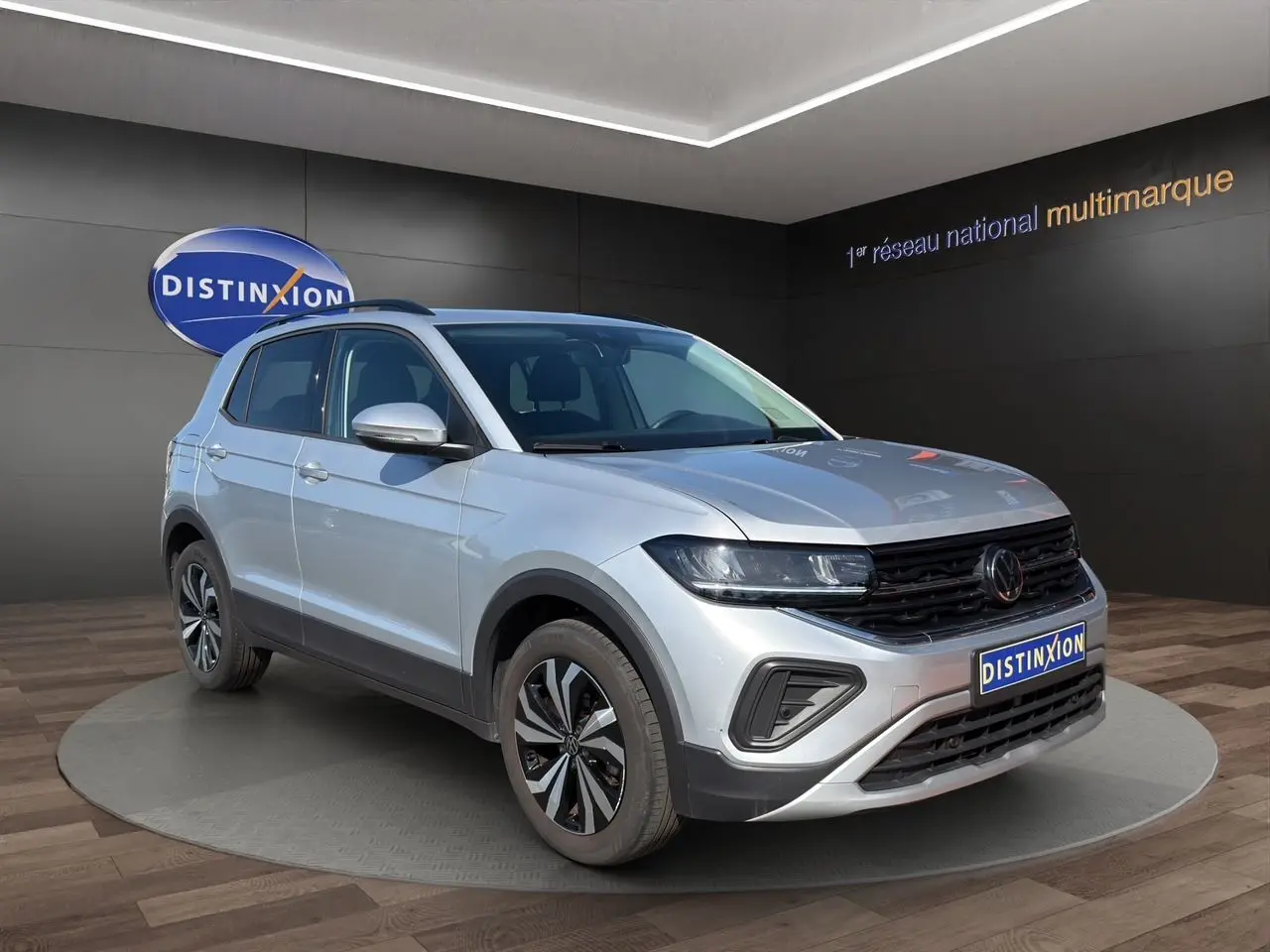 Volkswagen T-Cross 2025 reflet d'argent en 3/4 avant droit avec jantes alliage et calandre noire.