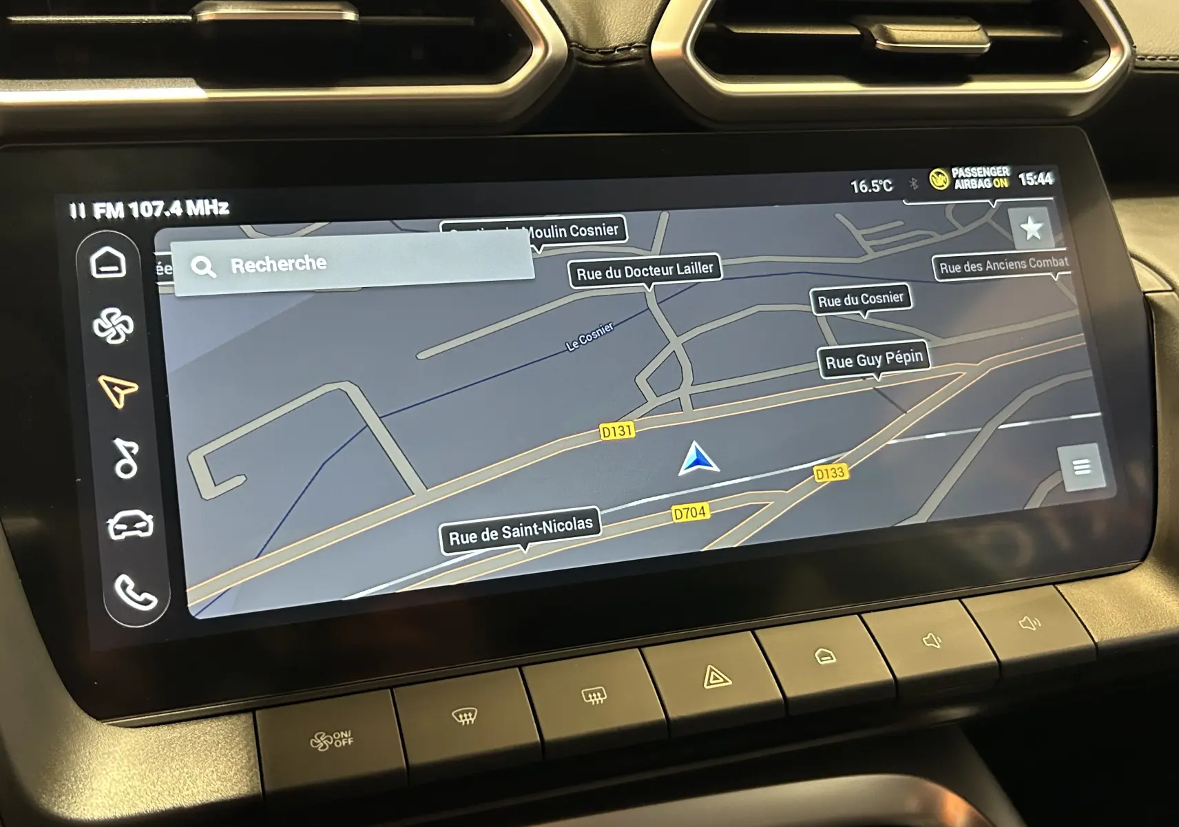 Écran tactile central du MG ZS 1.5 Hybrid+ 197 Luxury en vue rapprochée, affichant la navigation GPS et commandes tactiles.