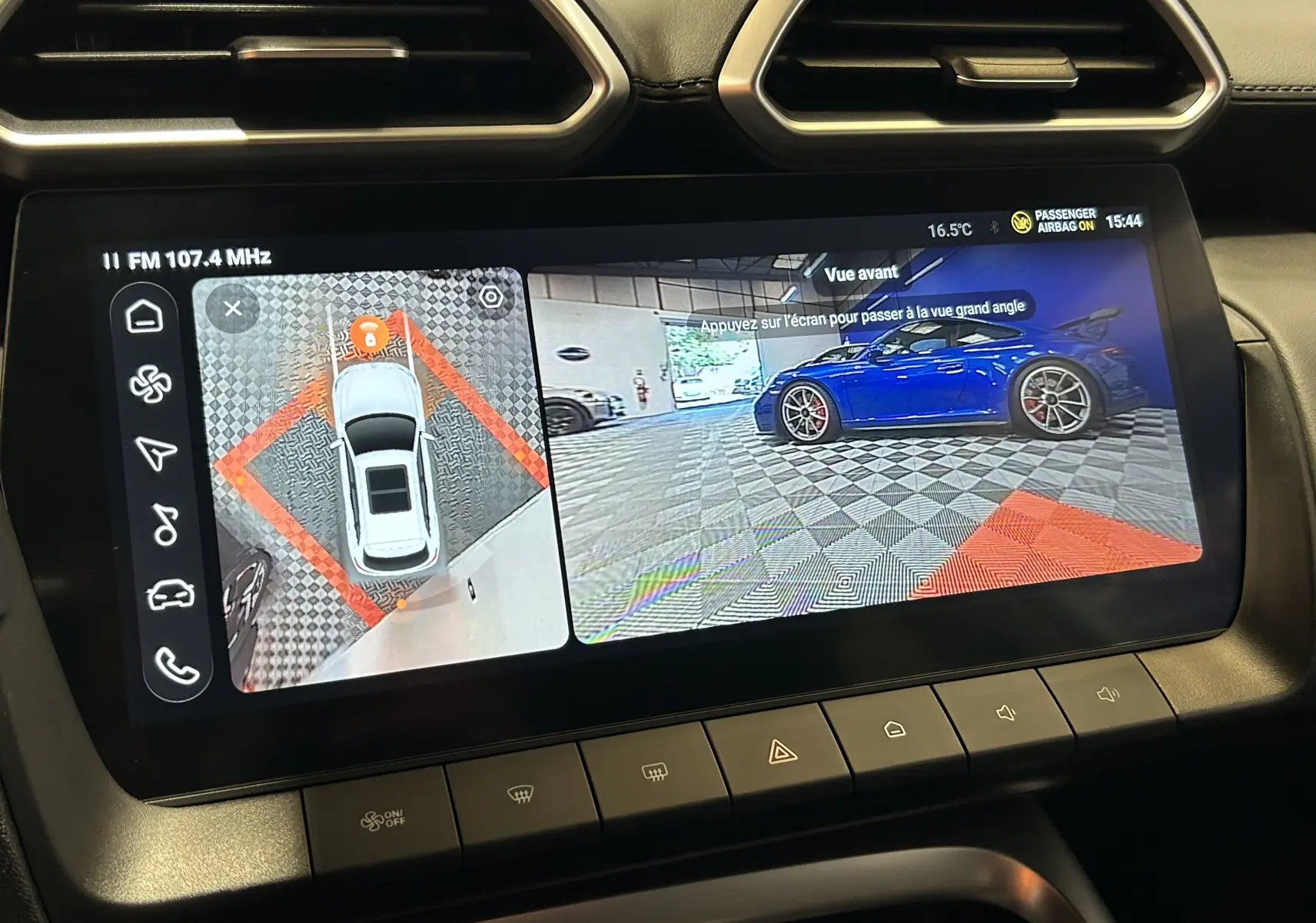 Écran tactile du MG ZS 1.5 Hybrid+ montrant la caméra 360° avec vue aérienne et avant du véhicule blanc Dover White.