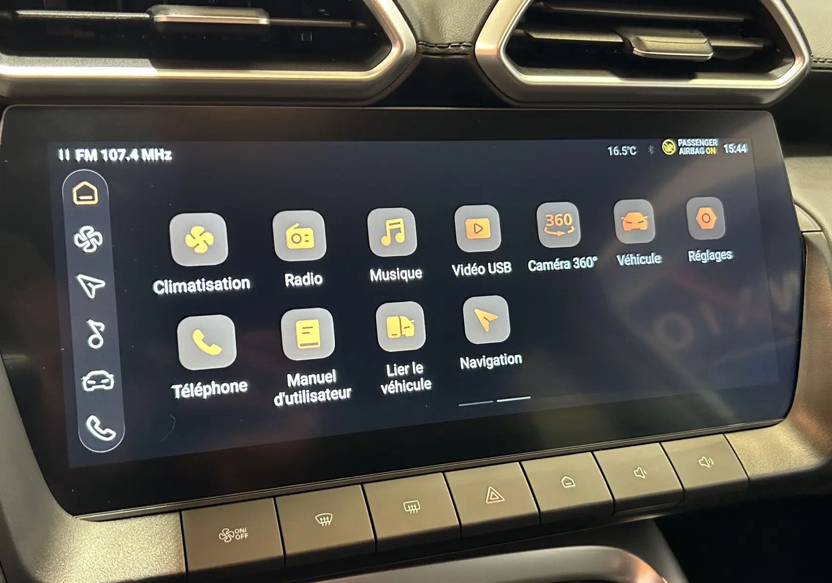 Écran tactile central du MG ZS 1.5 Hybrid+ 197 Luxury, vue rapprochée du tableau de bord avec interface multimédia.