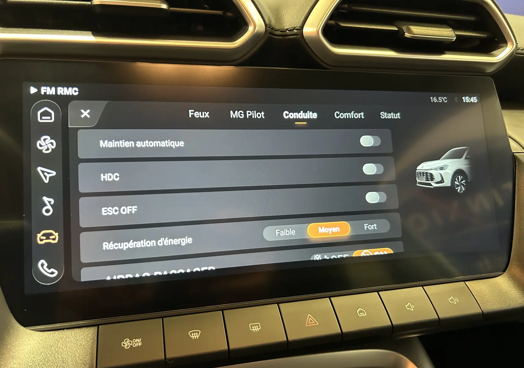 Écran tactile intérieur du MG ZS 1.5 Hybrid+ 197 Luxury en vue rapprochée avec illustration du véhicule blanc Dover White.