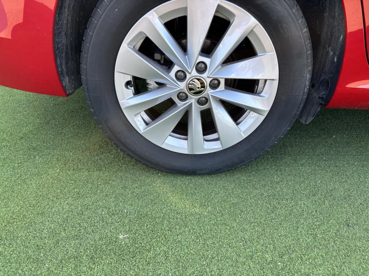 Gros plan sur la jante alliage 16 pouces Cortadero Aero de la Skoda Scala rouge Velvet Metal, côté avant droit.