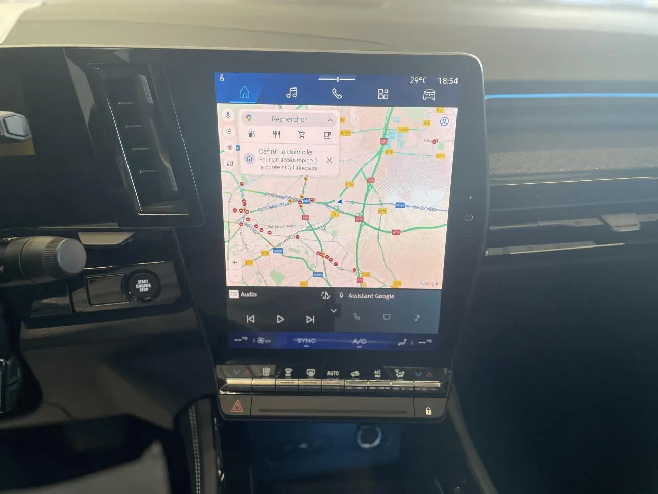 Écran tactile central affichant la navigation Google Maps dans l'habitacle noir du Renault Rafale 2025.