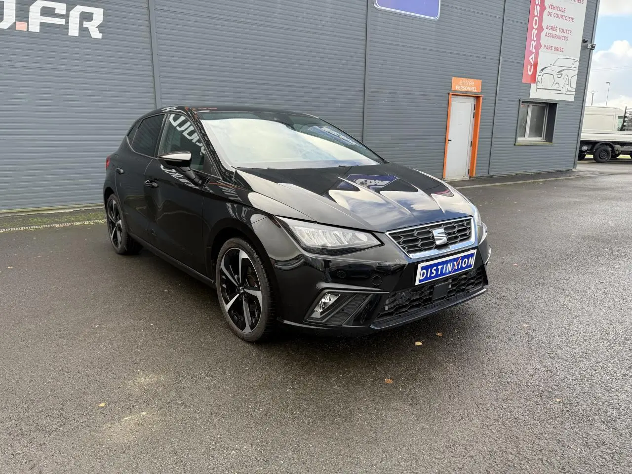 SEAT IBIZA 2024 noir Midnight vue 3/4 avant avec jantes alliage 18 pouces et feux LED distinctifs.