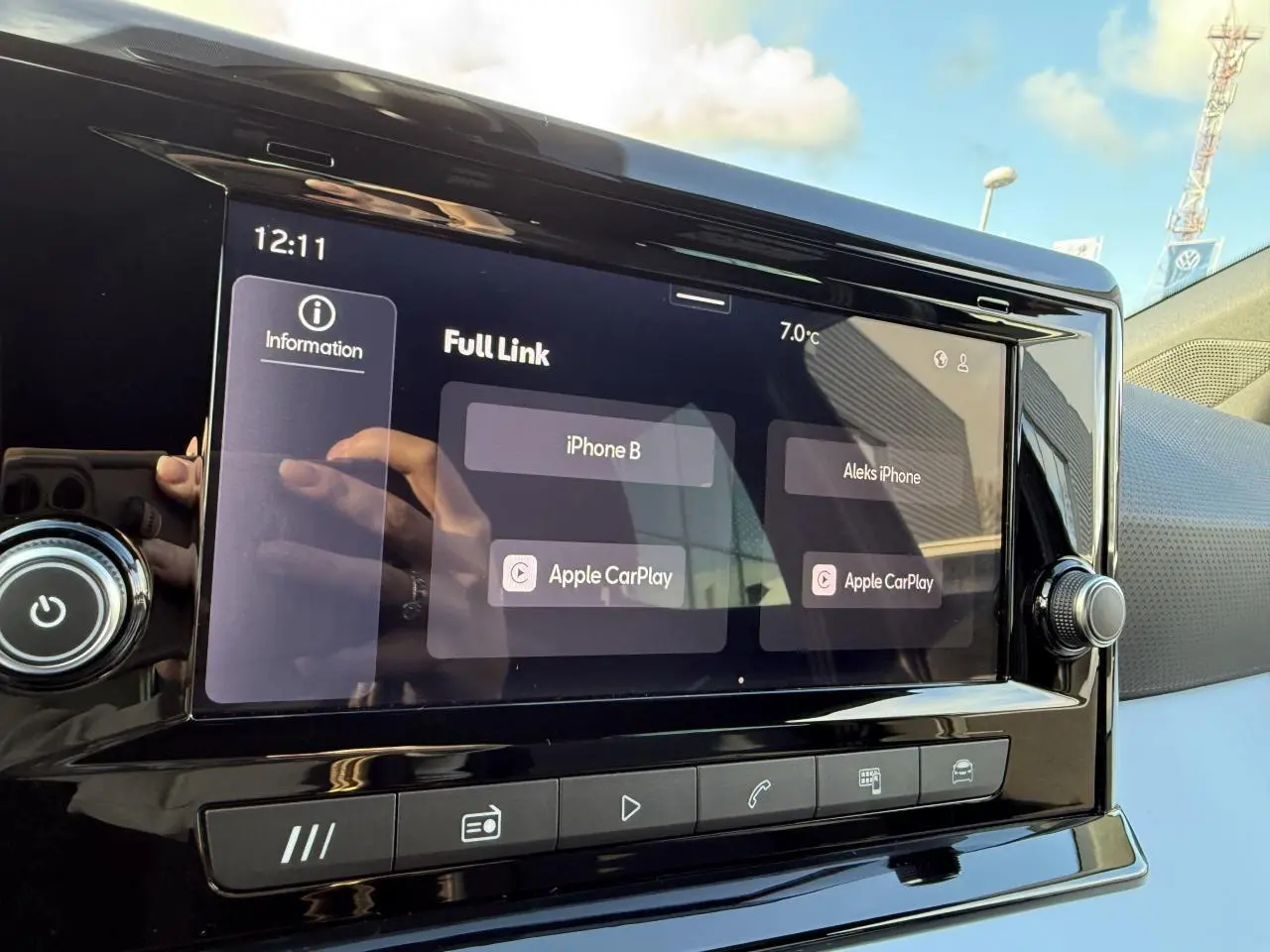 Écran tactile central de la SEAT IBIZA 2024 noir Midnight affichant la connexion Apple CarPlay en intérieur.