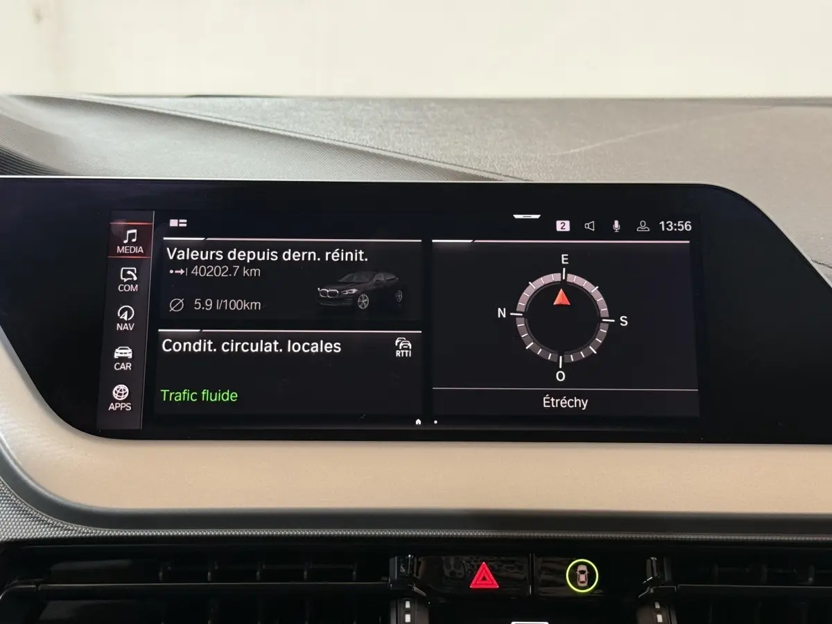 Affichage tactile central de la BMW Série 1 116d Business Design 2022, montrant navigation et infos trafic.