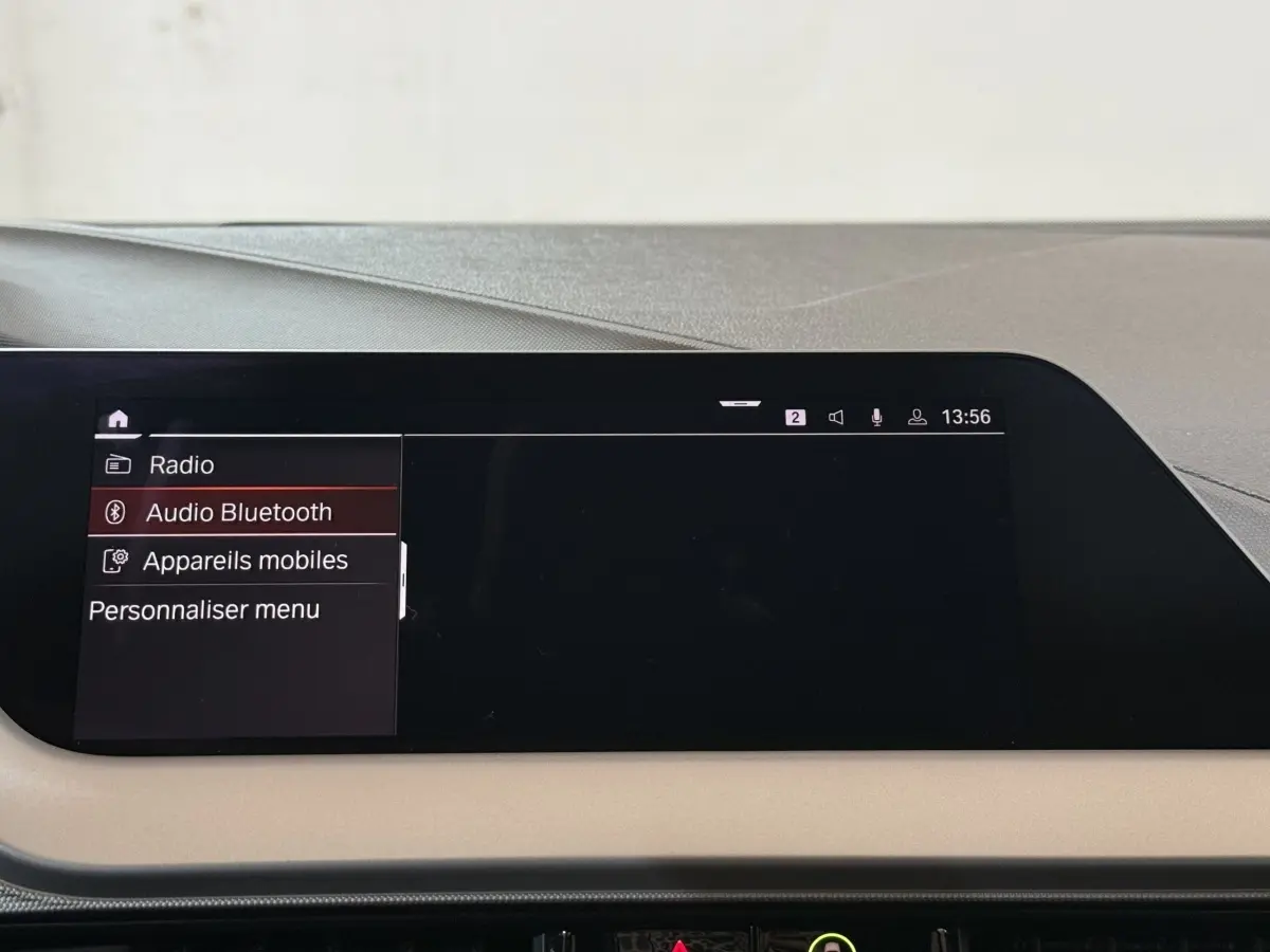 Écran tactile central de la BMW Série 1 116d Business Design 2022 affichant le menu audio Bluetooth.