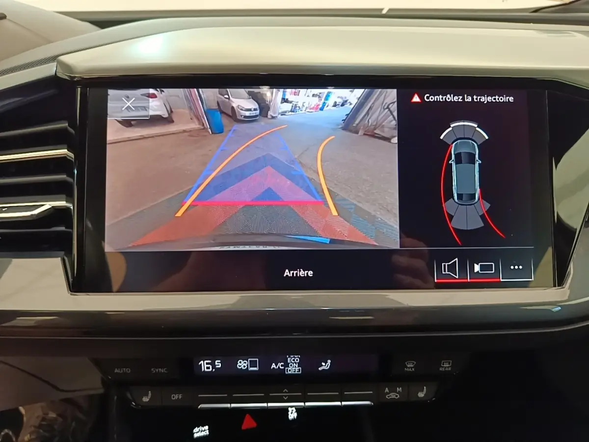 Écran tactile central de l’Audi Q4 E-TRON Sportback noir montrant la caméra de recul avec guidage de trajectoire.