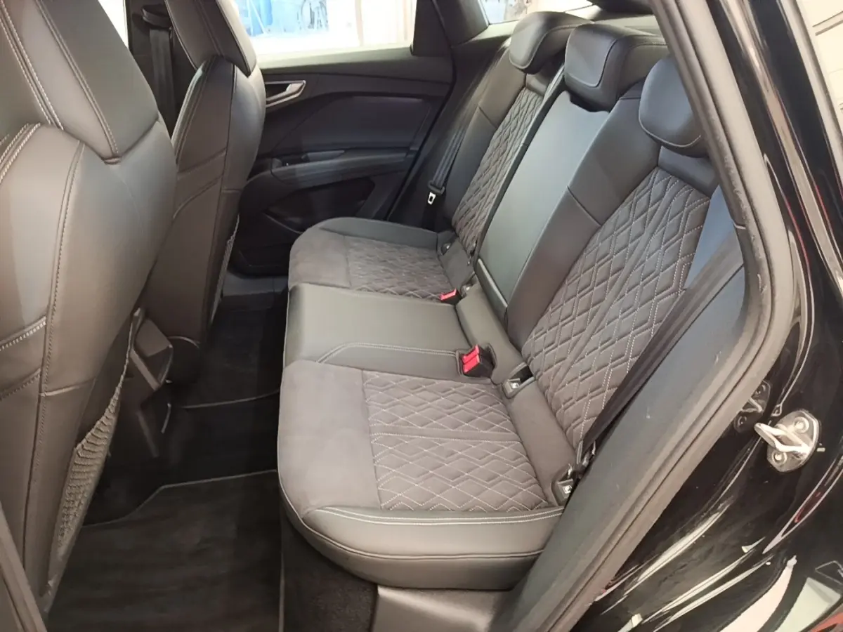 Vue intérieure côté droit des sièges arrière en cuir noir matelassé de l'Audi Q4 E-TRON SPORTBACK 2023.
