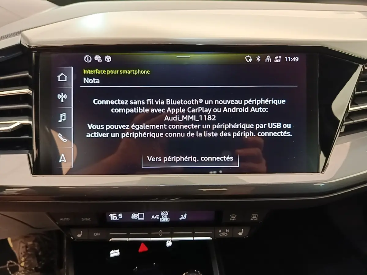 Vue rapprochée de l'écran tactile central noir affichant la connexion Bluetooth dans l'Audi Q4 E-TRON Sportback noir.
