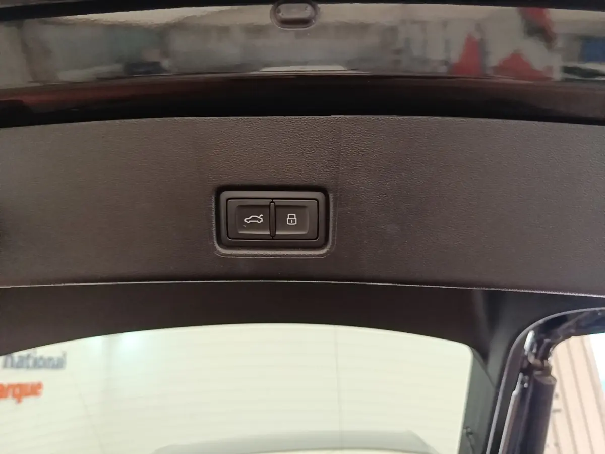 Bouton de fermeture électrique et verrouillage du coffre sur le hayon noir d’un Audi Q4 E-TRON Sportback 2023.