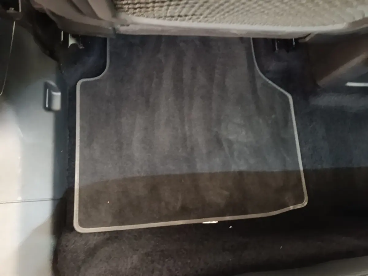 Tapis de sol noir côté passager avant de l'Audi Q4 E-TRON Sportback électrique 2023, vue plongeante intérieure.
