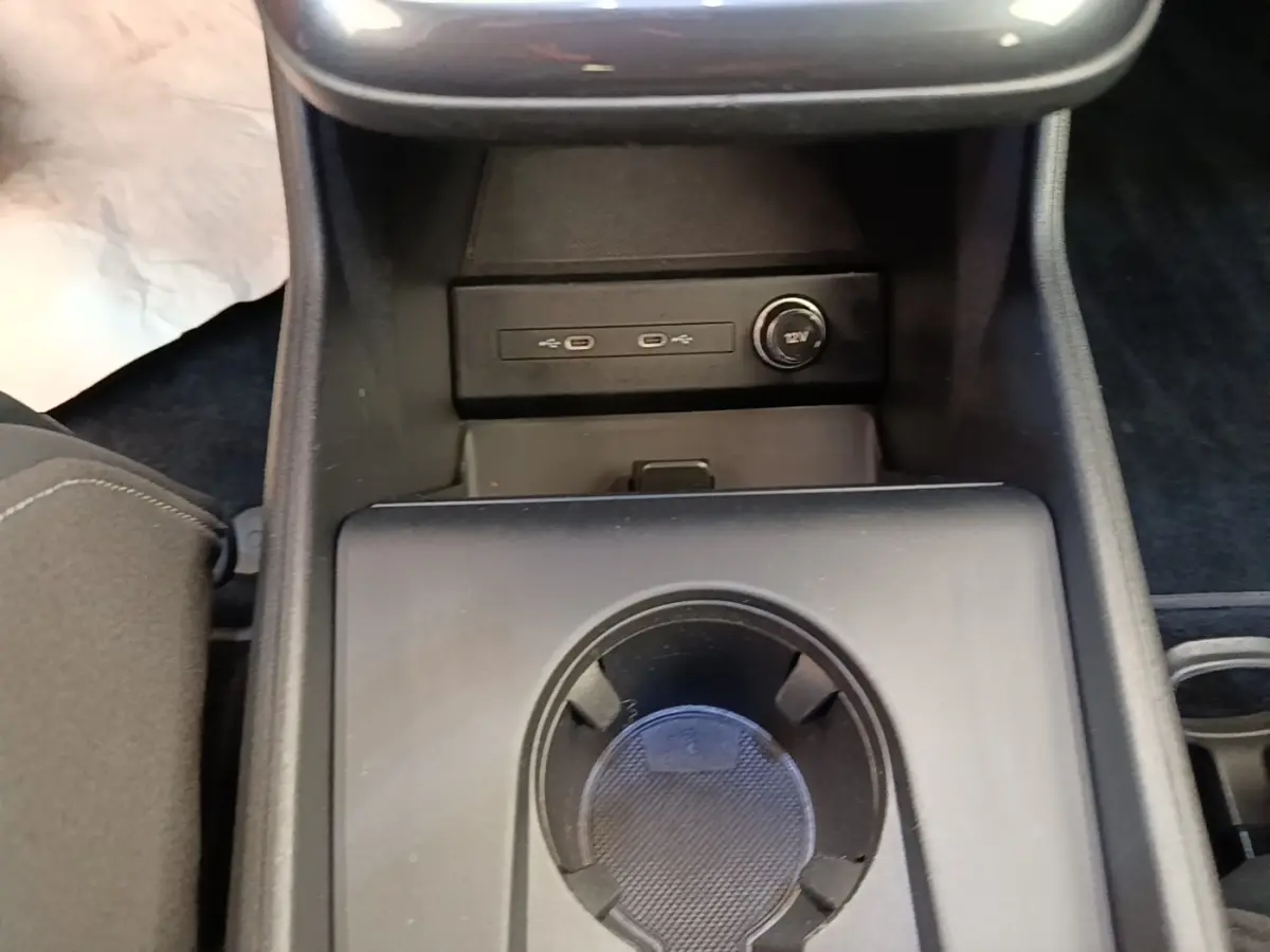 Gros plan sur la console centrale noire de l’Audi Q4 E-TRON SPORTBACK avec prises USB-C et prise 12V visibles.