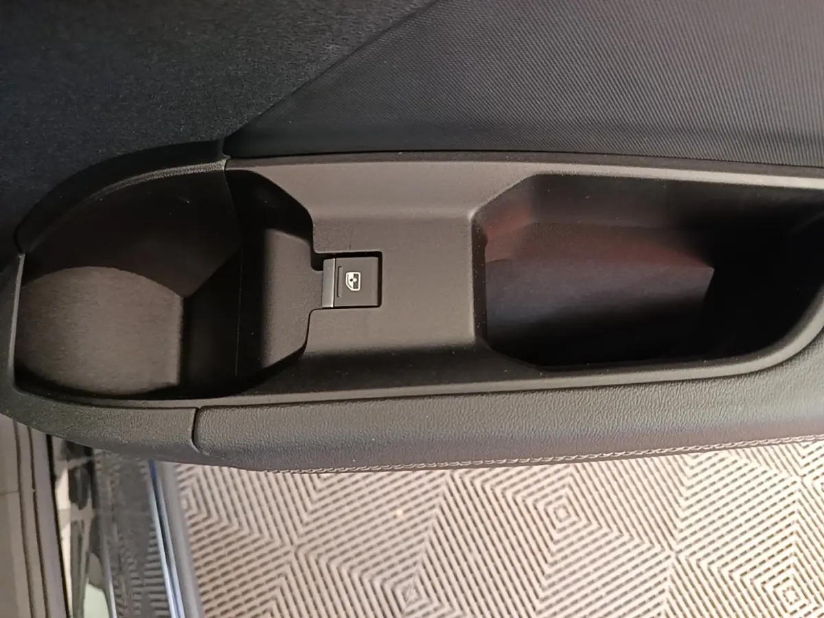 Gros plan sur la poignée intérieure noire de la porte côté conducteur de l'Audi Q4 E-TRON Sportback 2023.