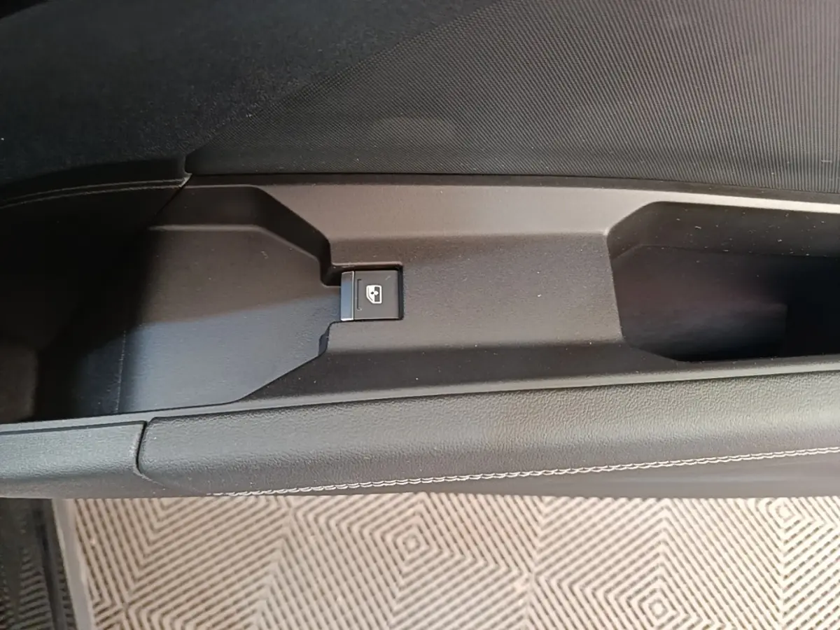 Détail de la commande de lève-vitre sur la porte intérieure côté conducteur d’un Audi Q4 E-TRON Sportback noir.