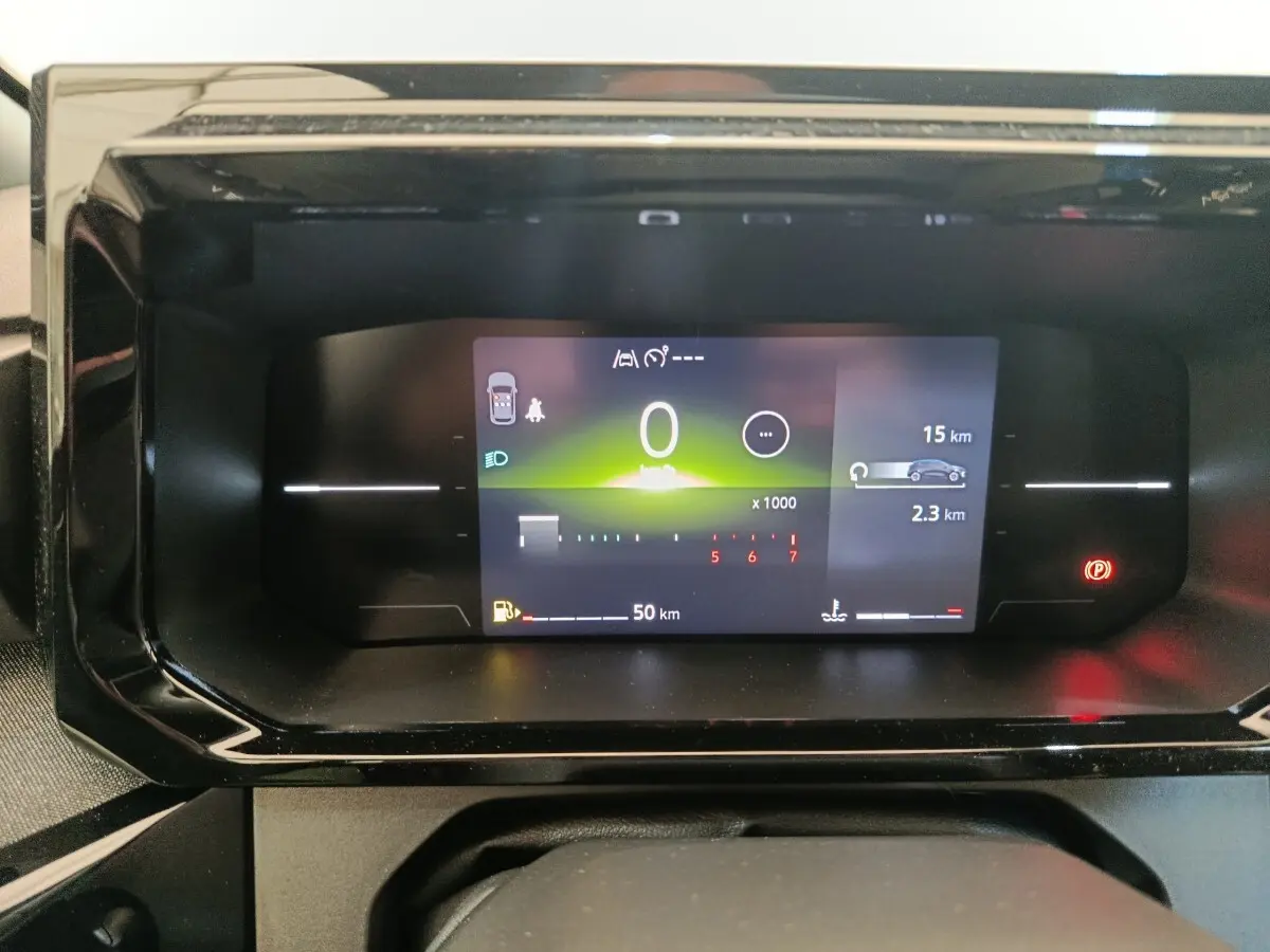 Affichage numérique du combiné d'instruments de la Renault Clio 2026, vue frontale centrée sur l'écran multifonctions.