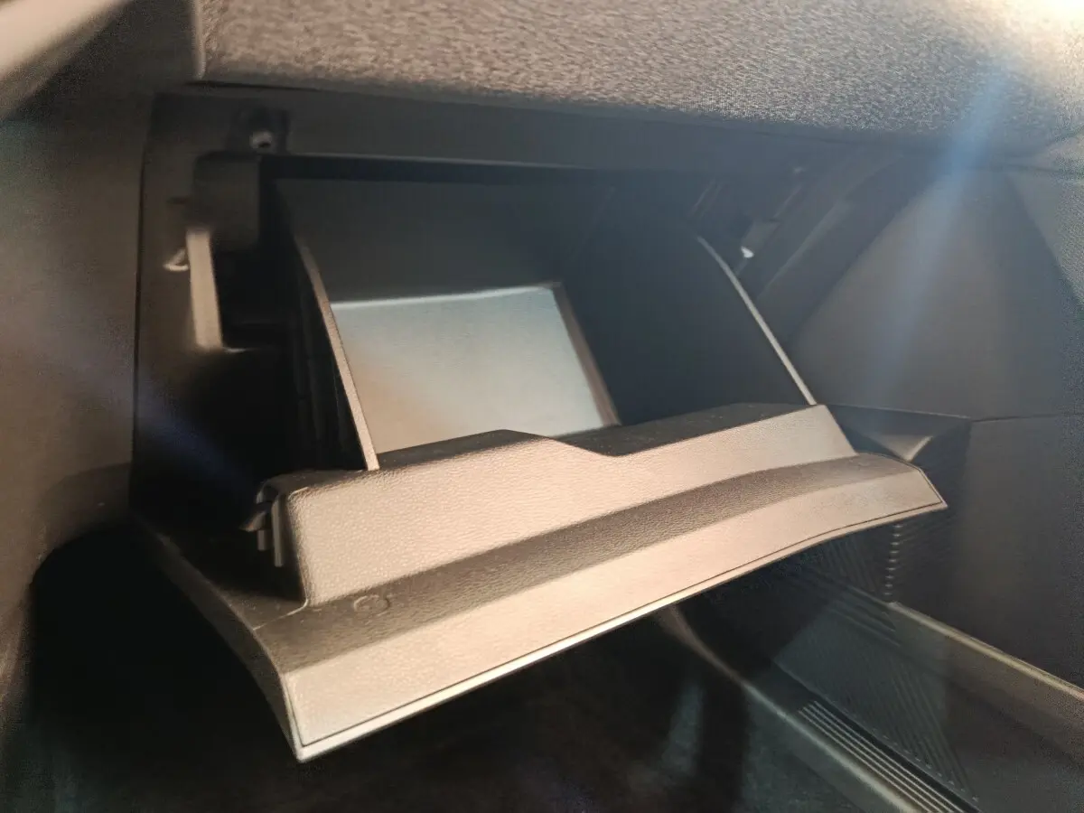 Gant de rangement ouvert côté passager intérieur de la Renault Clio bleu, montrant le compartiment vide.