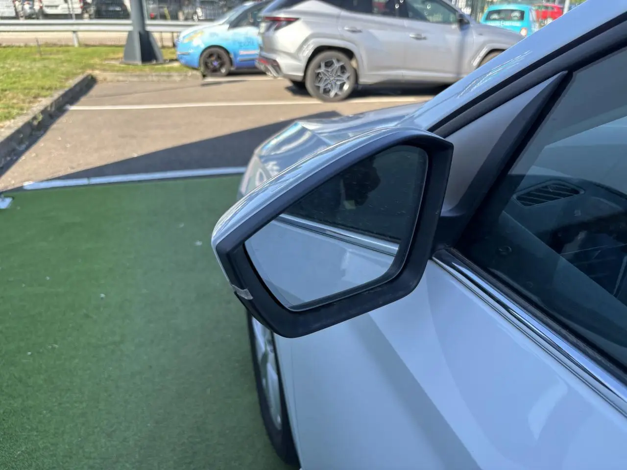 Rétroviseur côté gauche d'une Skoda Scala blanc glacier 2024, avec vitre teintée et carrosserie brillante.