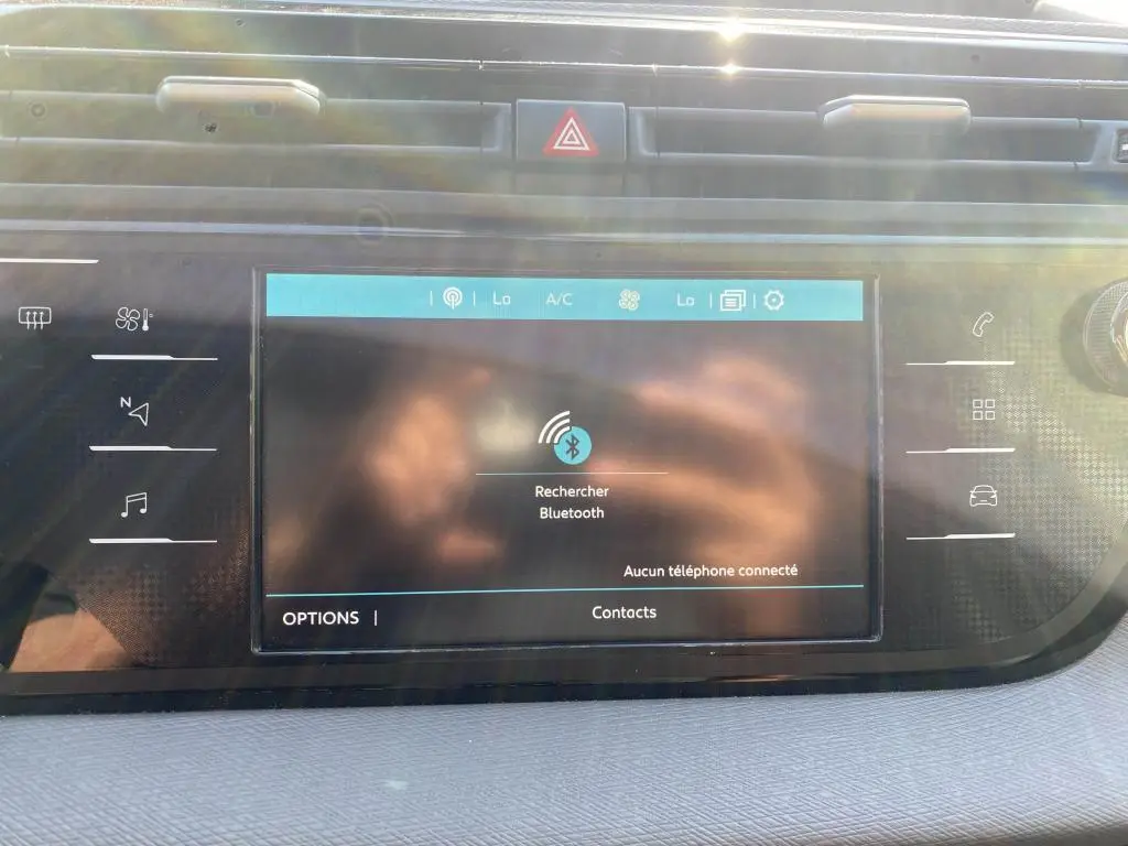 Écran tactile central du tableau de bord du Citroën C4 Spacetourer blanc, affichant la recherche Bluetooth.