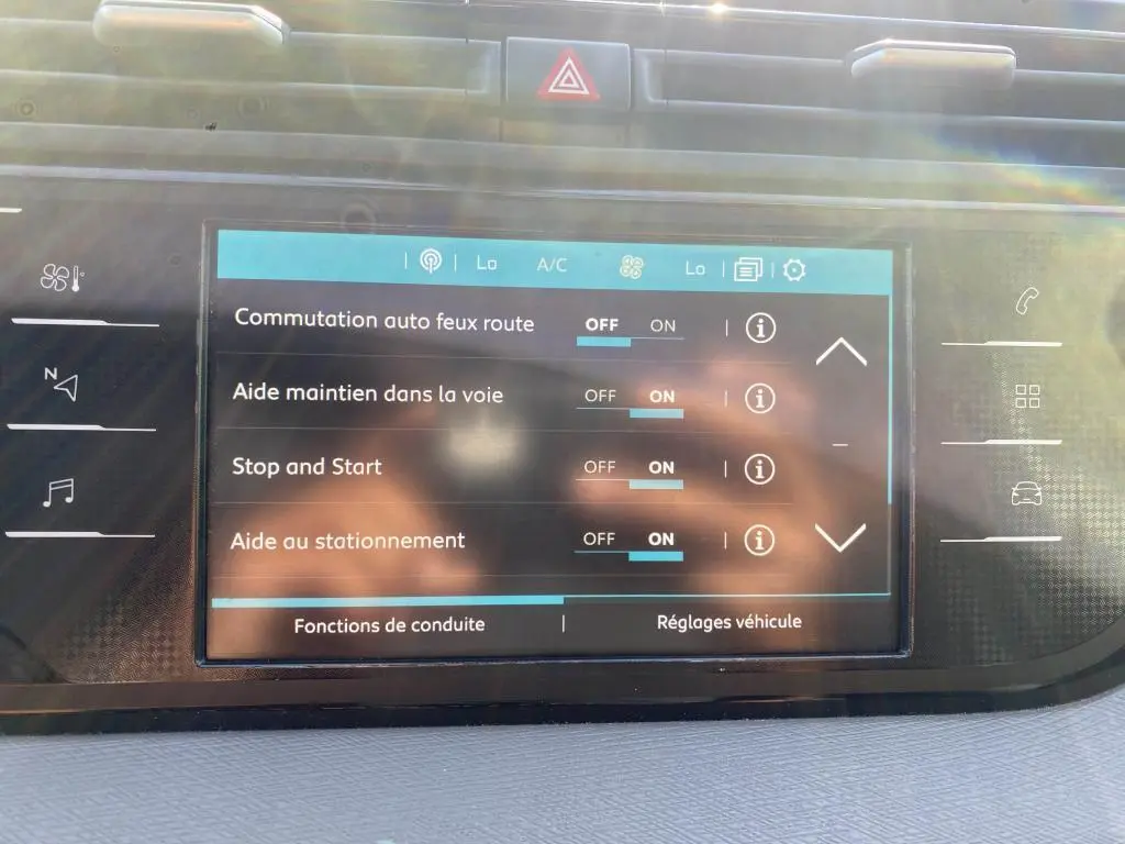 Écran tactile du tableau de bord du Citroën C4 Spacetourer blanc de 2018 montrant les réglages d’aides à la conduite.