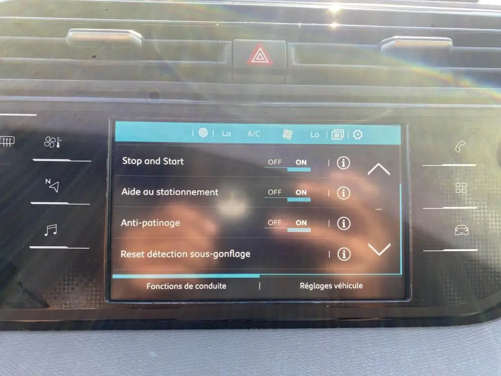 Écran tactile central du tableau de bord du Citroën C4 Spacetourer blanc, affichant les réglages d’aides à la conduite.