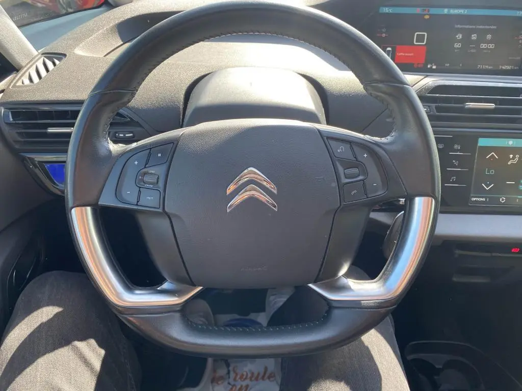 Vue rapprochée du volant noir du Citroën C4 Spacetourer 2018 avec commandes intégrées et tableau de bord digital.