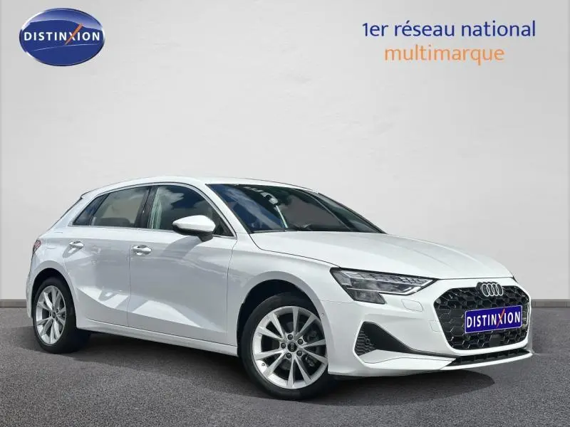Audi A3 Sportback blanc Arkona vue 3/4 avant droit avec calandre noire et jantes alu visibles