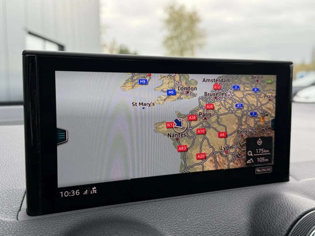 Écran de navigation MMI de l'Audi Q2 35 TFSI S-Line affichant une carte routière en intérieur du véhicule.