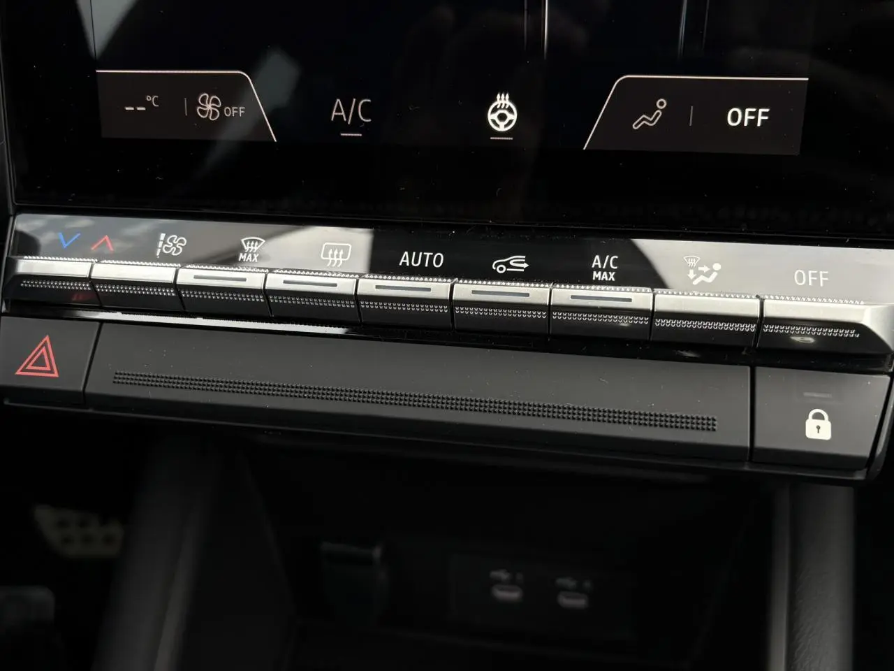 Détail de la console centrale du Renault Captur 2025 gris, montrant les commandes de climatisation et boutons tactiles.