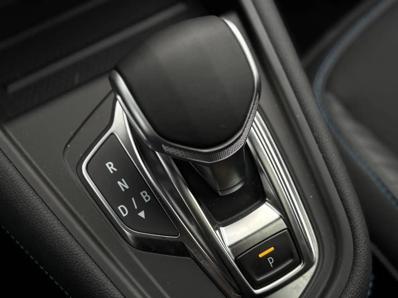 Le levier de vitesses automatique noir et chrome du Renault Captur E-Tech, vue rapprochée de la console centrale.