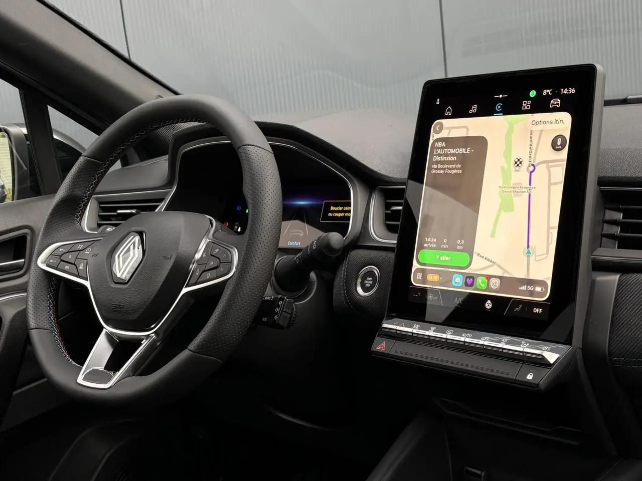 Vue intérieure du tableau de bord du Renault Captur gris avec écran tactile vertical et volant multifonction Esprit Alpine.