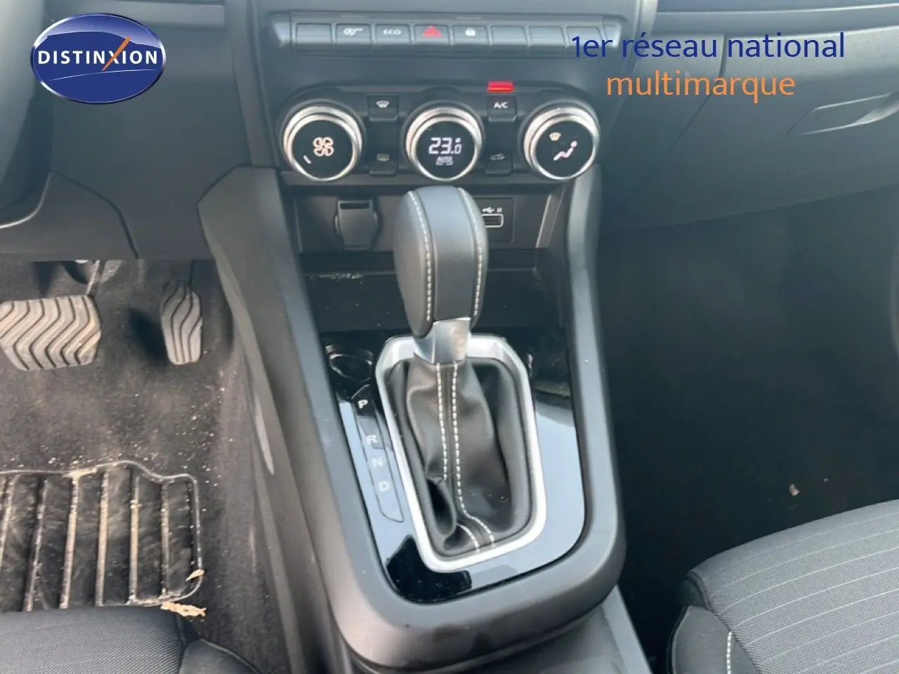 Vue rapprochée de la console centrale du Renault Arkana 2025 avec levier de vitesse automatique et commandes climatisation.