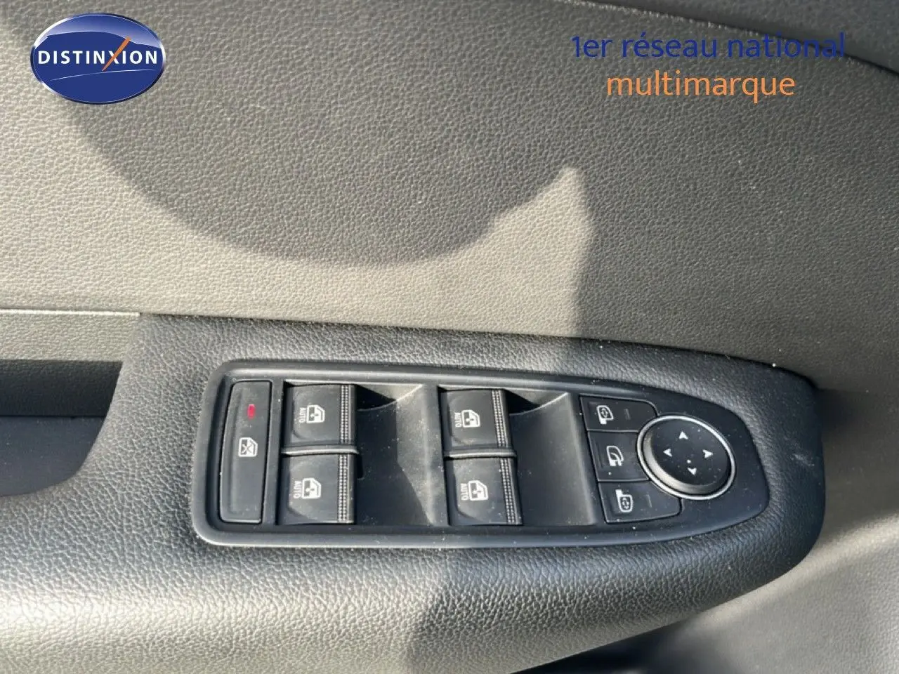 Gros plan sur les commandes de lève-vitres et rétroviseurs du côté gauche d'une Renault Arkana gris cassiopée métal.