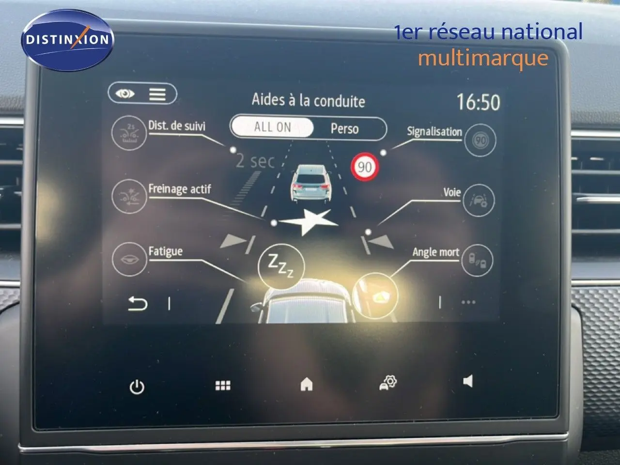 Écran tactile du système d’aide à la conduite du Renault Arkana 2025 montrant les alertes et réglages en interface digitale.