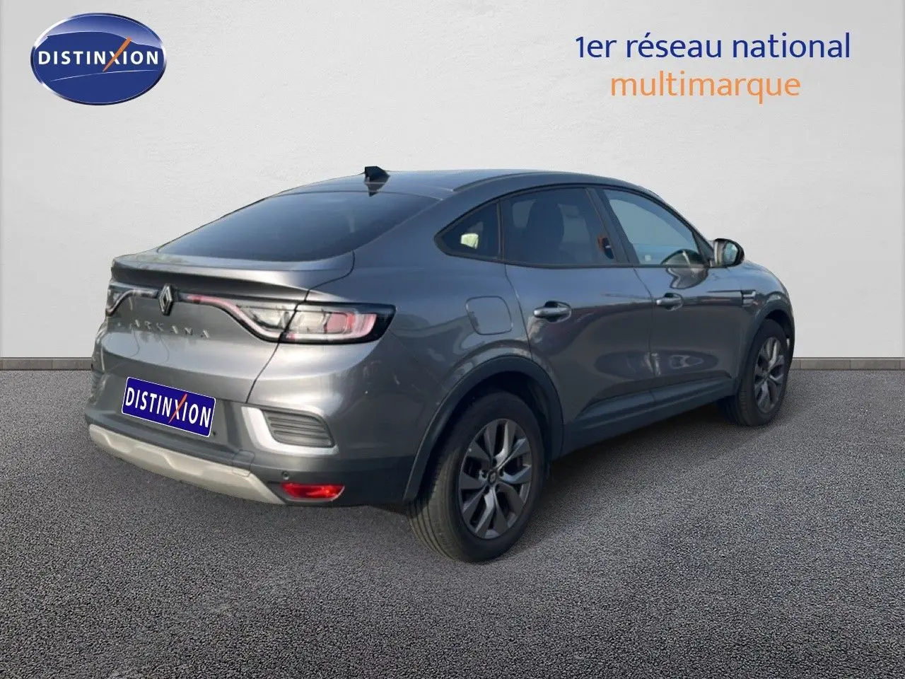 Renault Arkana gris Cassiopée métal en 3/4 arrière droit, avec feux LED et silhouette coupé SUV élégante.