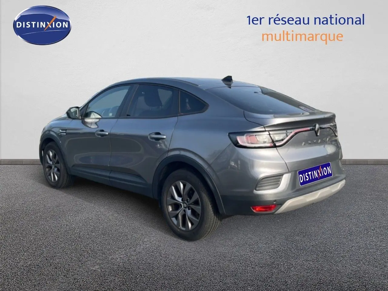 Renault Arkana gris Cassiopée métal, vue 3/4 arrière droit, feux LED et ligne dynamique soulignée.