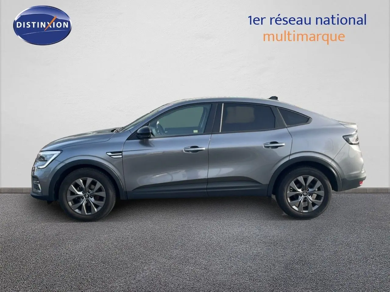 Profil droit du Renault Arkana 2025 gris Cassiopée Métal avec jantes alliage et feux LED distinctifs.