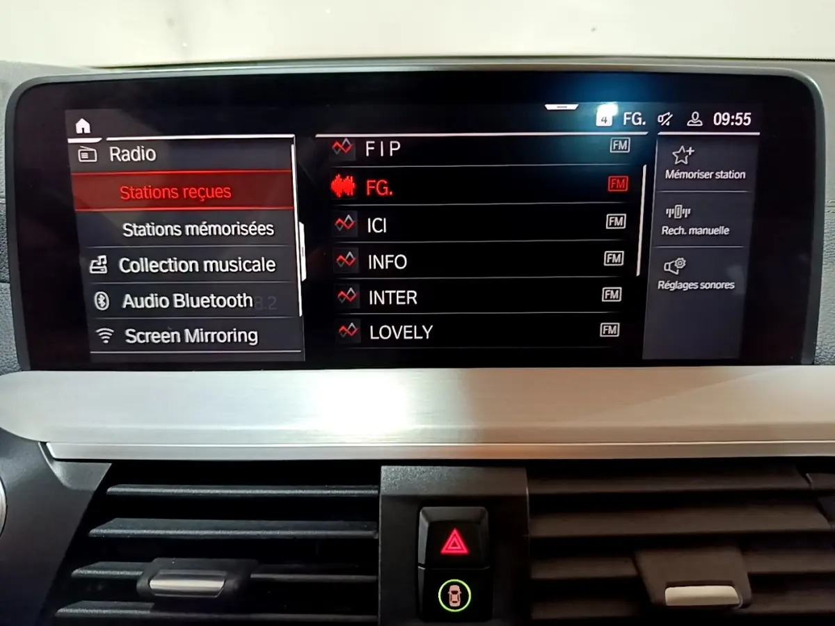 Écran tactile central du BMW X3 sDrive18d 2019 affichant les stations radio avec interface moderne et fond noir.