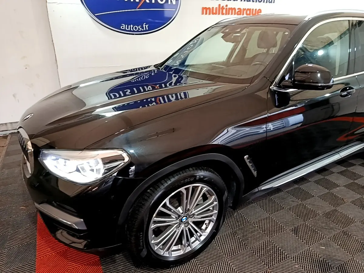BMW X3 sDrive18d noir en 3/4 avant droit, mettant en valeur ses phares LED et jantes alliage multibranches.