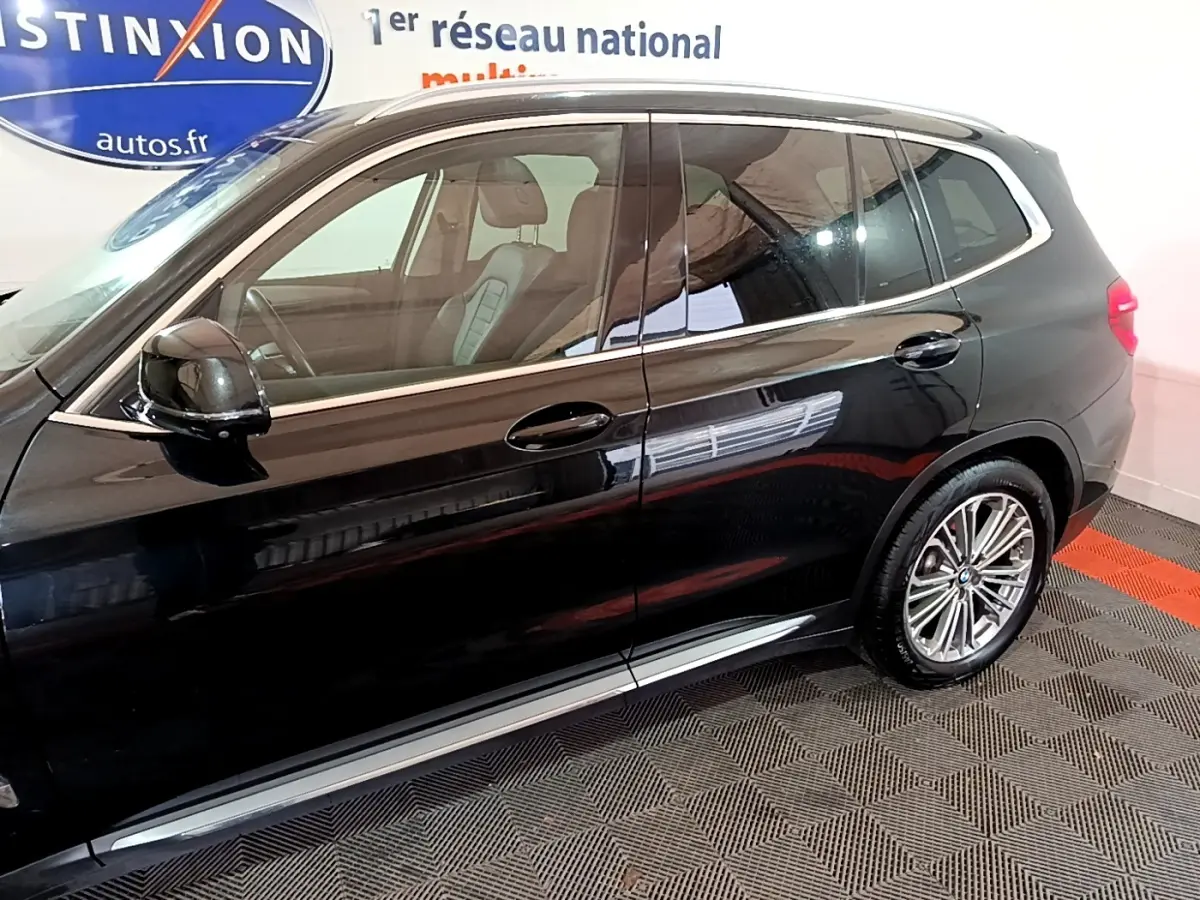 BMW X3 sDrive18d noir vue de profil côté gauche, avec jantes alliage et vitres teintées.