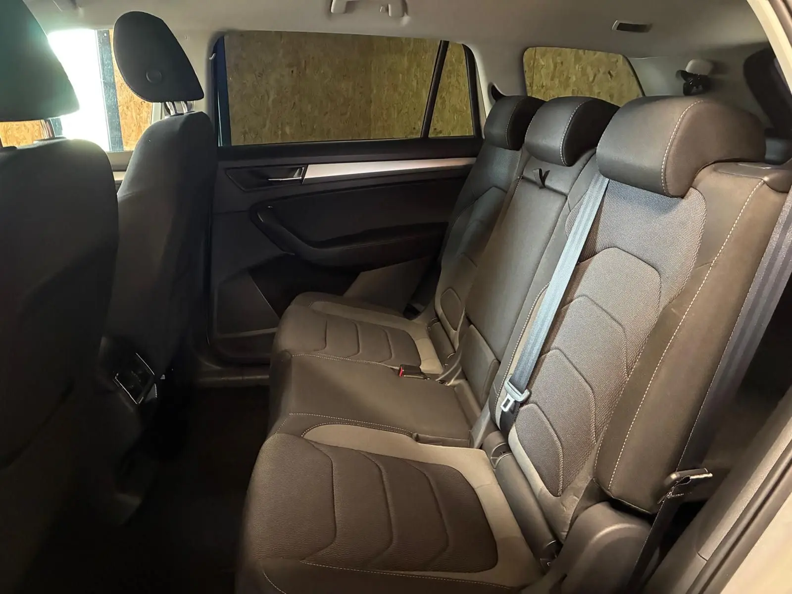 Vue intérieure côté droit des sièges arrière en tissu noir du Skoda Kodiaq gris clair 2023, version Ambition.