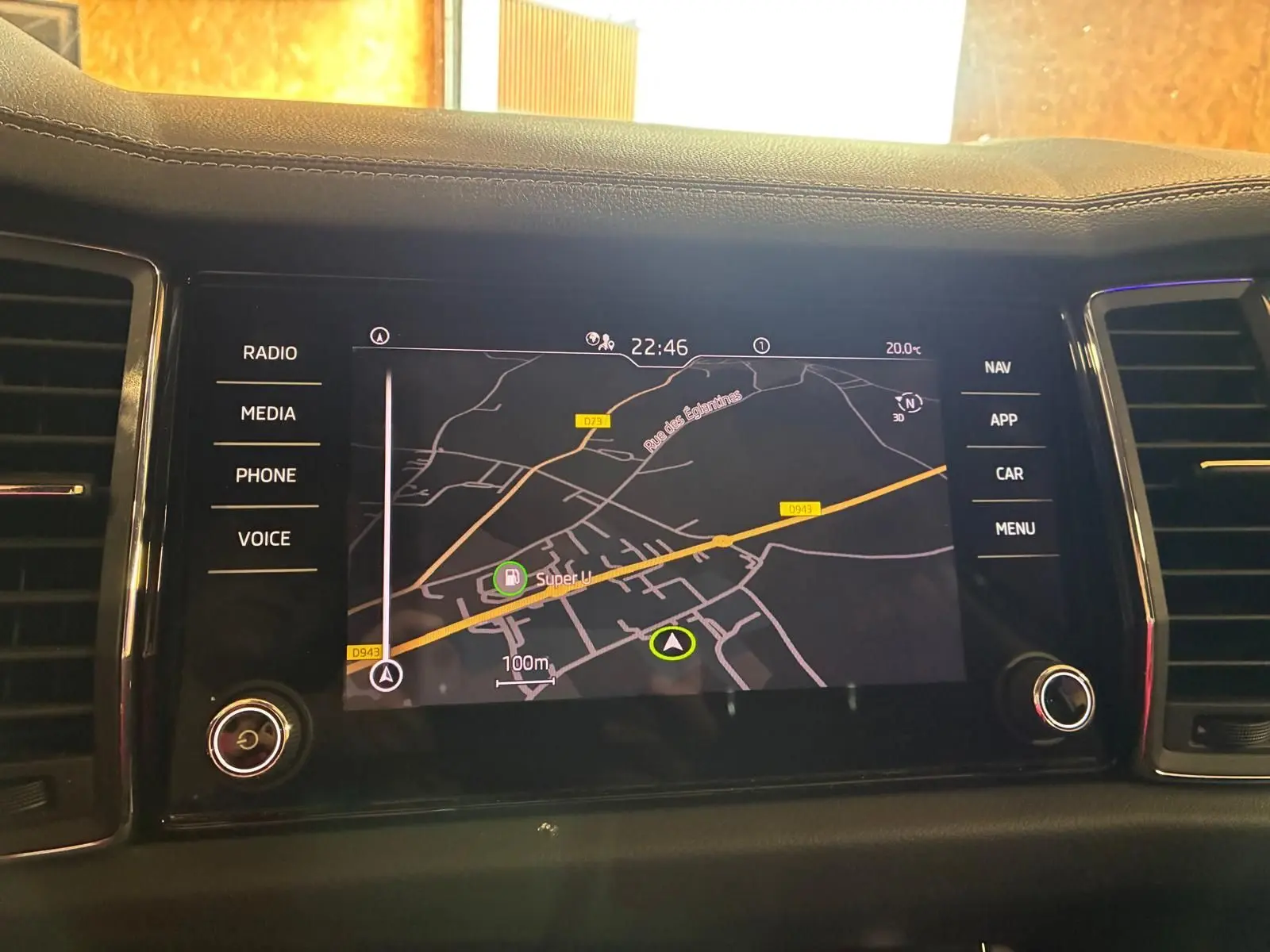 Écran central tactile du Skoda Kodiaq gris clair 2023 affichant la navigation GPS avec carte et options autour.
