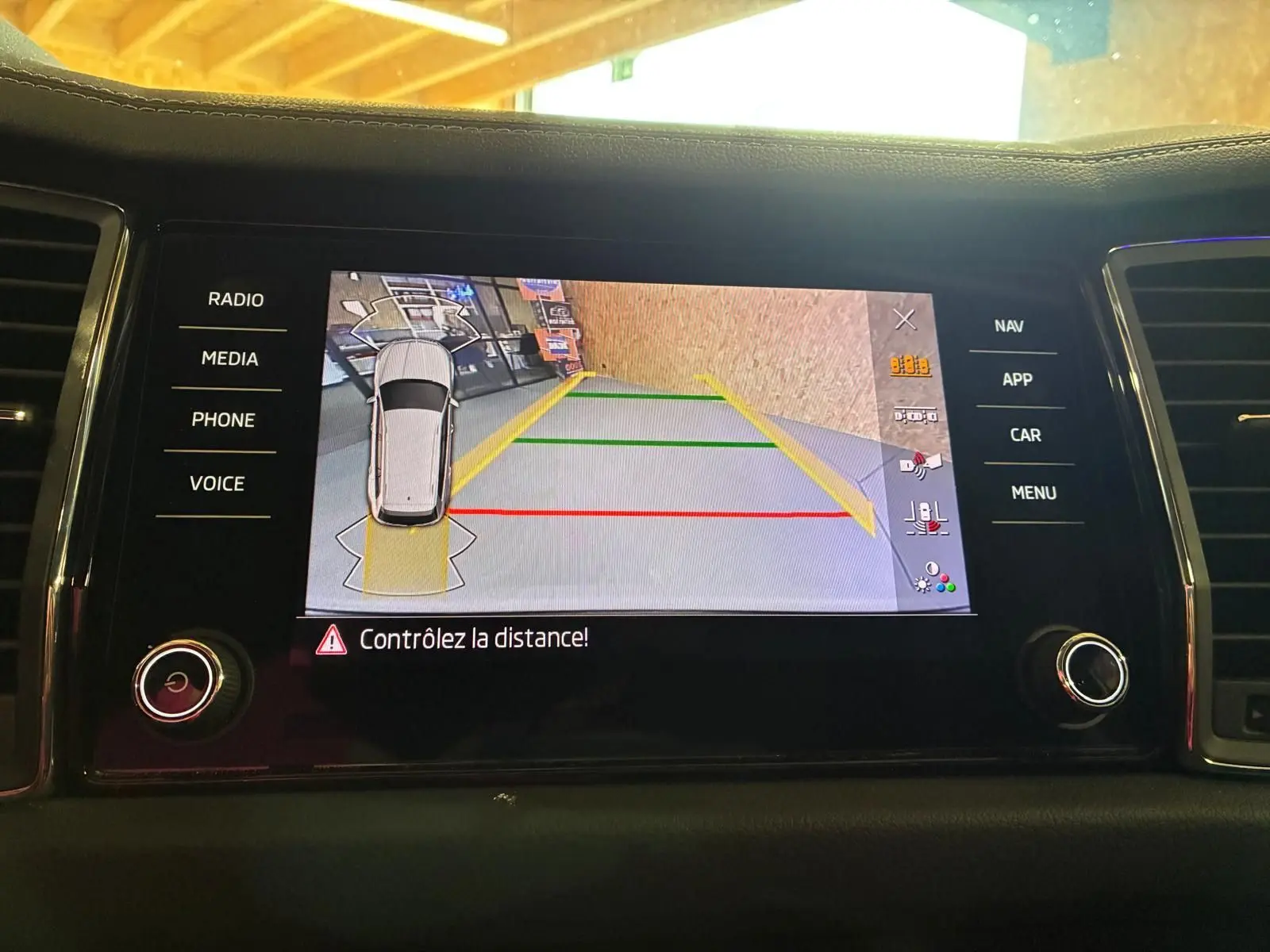 Écran central du Skoda Kodiaq 2.0 TDI 2023 affichant la caméra de recul avec guidage de distance.