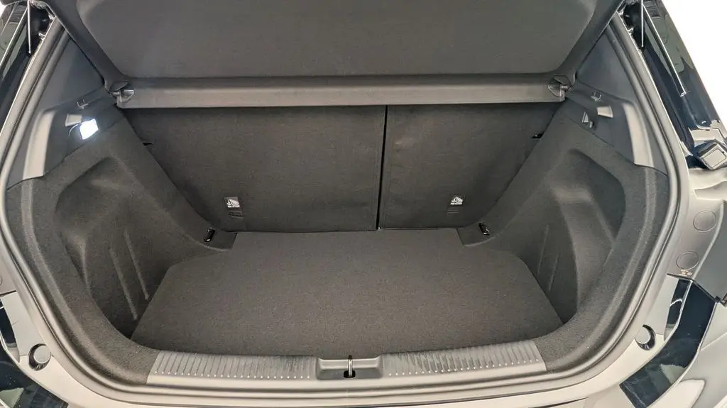 Coffre ouvert vu de face du MG3 Pebble Black 2026, montrant un espace de rangement propre et bien fini.