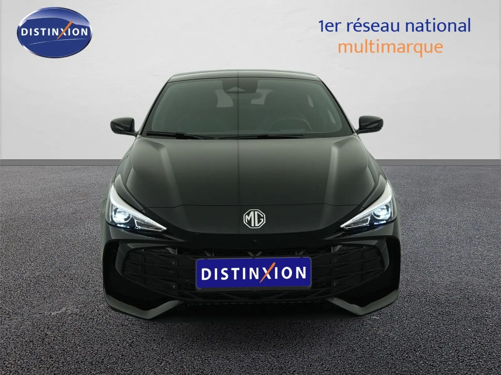 Vue frontale du MG3 1.5 L Hybrid+ Pebble Black avec phares LED allumés et calandre noire distinctive.