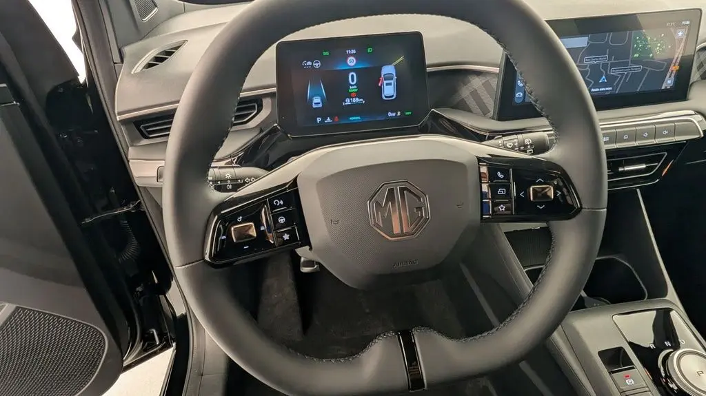Vue intérieure centrée sur le volant cuir noir du MG3 1.5L Hybrid+ 2026 avec tableau de bord numérique et écran tactile.